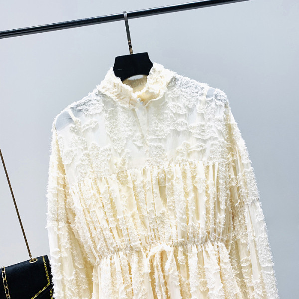 Μοντέρνο γυναικείο φόρεμα από δαντέλα με χαμηλό κολάρο και λωτού μανίκια