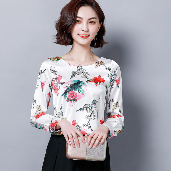 Bluza de dama cu decolteu rotund si motive florale