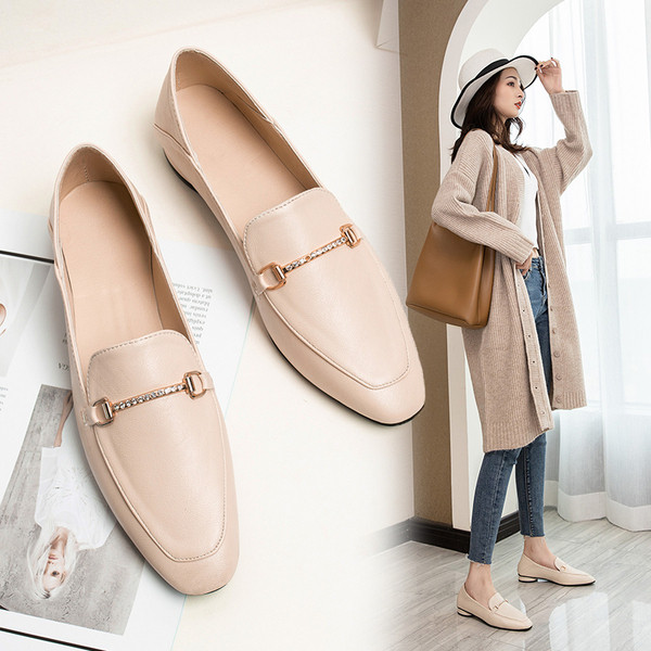 Sieviešu ikdienas apavi no eko ādas ar plakanu zoli un metāla elementu