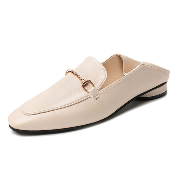 Sieviešu ikdienas apavi no eko ādas ar plakanu zoli un metāla elementu