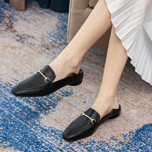 Sieviešu ikdienas apavi no eko ādas ar plakanu zoli un metāla elementu