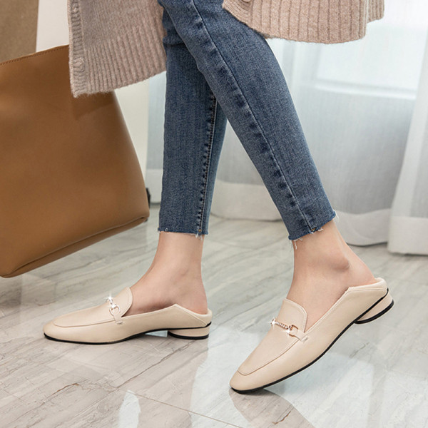 Sieviešu ikdienas apavi no eko ādas ar plakanu zoli un metāla elementu