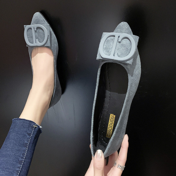 Γυναικεία παπούτσια από eco σουέτ και πόρπη με ίσια πέλματα