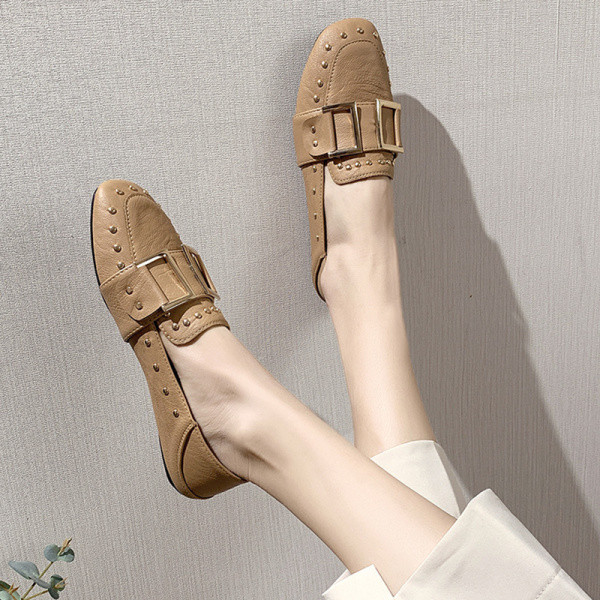 Lapos talpú, fém szegecsekkel ellátott női bőrcipő