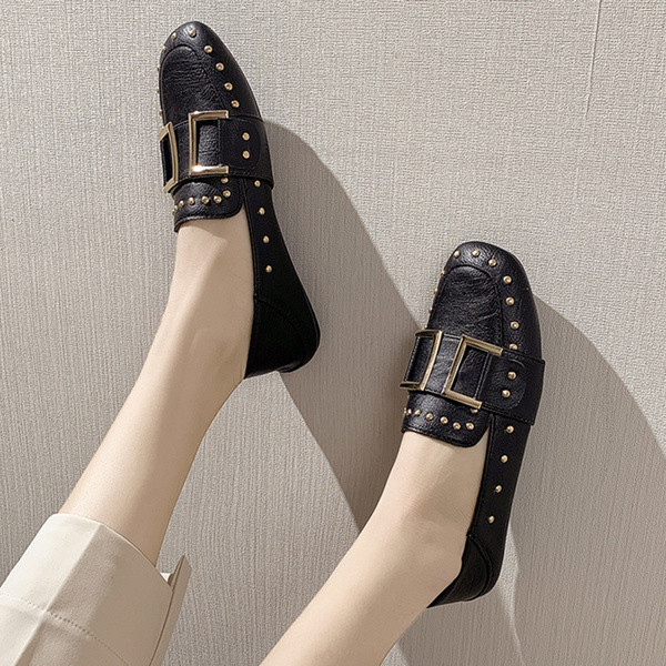 Lapos talpú, fém szegecsekkel ellátott női bőrcipő