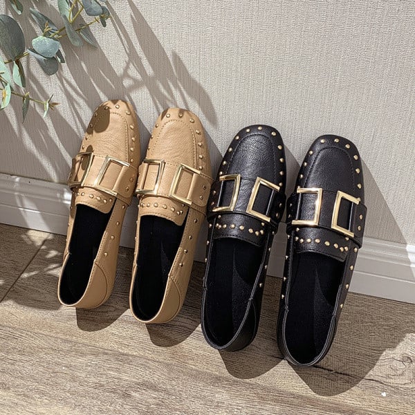 Lapos talpú, fém szegecsekkel ellátott női bőrcipő