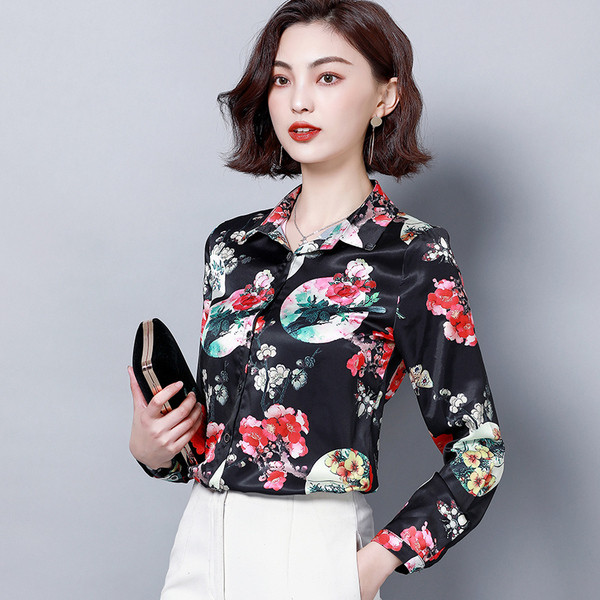 Κομψό γυναικείο πουκάμισο με κλασικό κολάρο και φυτικά μοτίβα