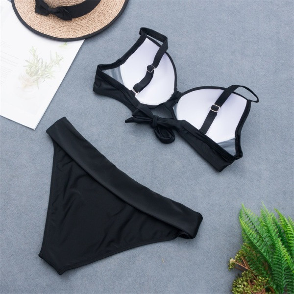 Modernus dviejų dalių maudymosi kostiumėlis su petnešėlėmis viršuje juodos spalvos