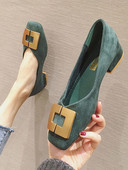 Velúr női alkalmi cipő csattal és alacsony vastag sarokkal