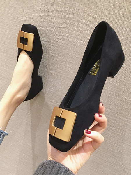 Velúr női alkalmi cipő csattal és alacsony vastag sarokkal