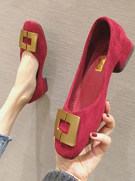 Velúr női alkalmi cipő csattal és alacsony vastag sarokkal