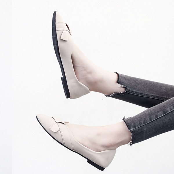 Sieviešu ikdienas apavu smails modelis un lente