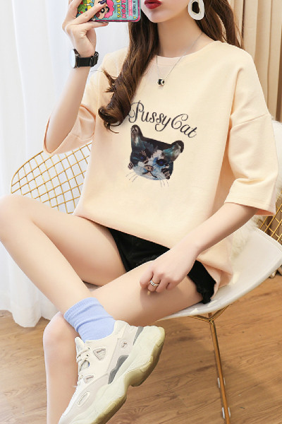 Moteriški laisvalaikio marškinėliai su spalvotomis aplikacijomis ir trumpomis rankovėmis