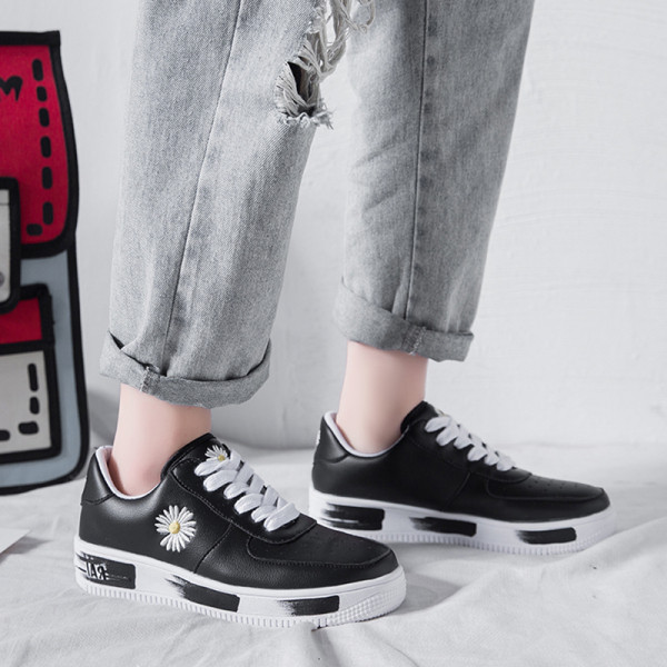 Naiste vabaajajalatsid ökonahast lameda talla ja värvilise tikandiga