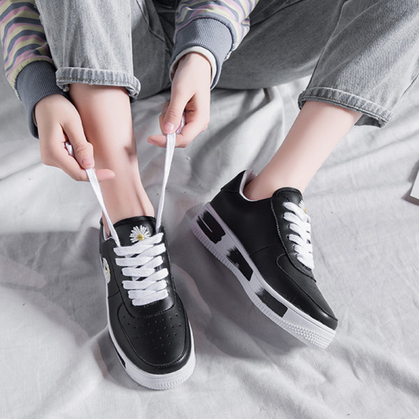 Naiste vabaajajalatsid ökonahast lameda talla ja värvilise tikandiga