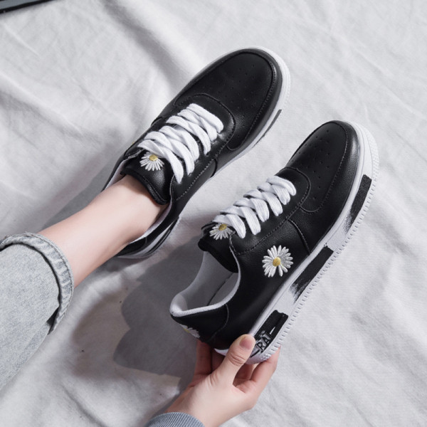 Naiste vabaajajalatsid ökonahast lameda talla ja värvilise tikandiga