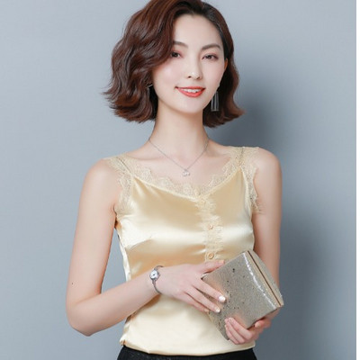 Μοντέρνο γυναικείο αμάνικο με δαντέλα και κουμπιά