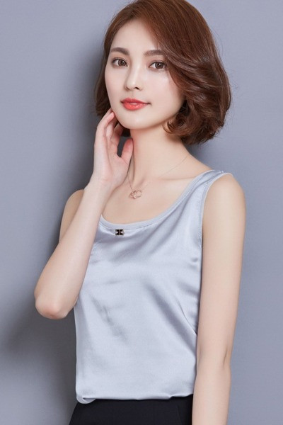 Sieviešu satīna tops ar ovālu kakla izgriezumu un platām lencēm