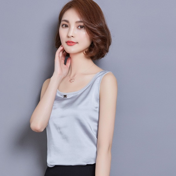 Sieviešu satīna tops ar ovālu kakla izgriezumu un platām lencēm