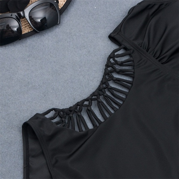 Teljes fürdőruha V-nyakkal és fűzős fekete színben