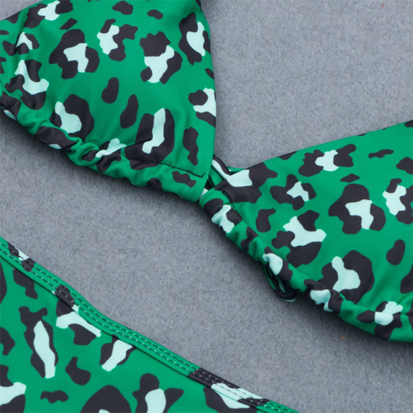 Moderns divdaļīgs peldkostīms ar leoparda apdruku zaļā krāsā