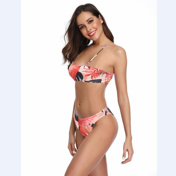 Peldkostīms ar ziedu rakstu divās daļās ar lentveida augšdaļu