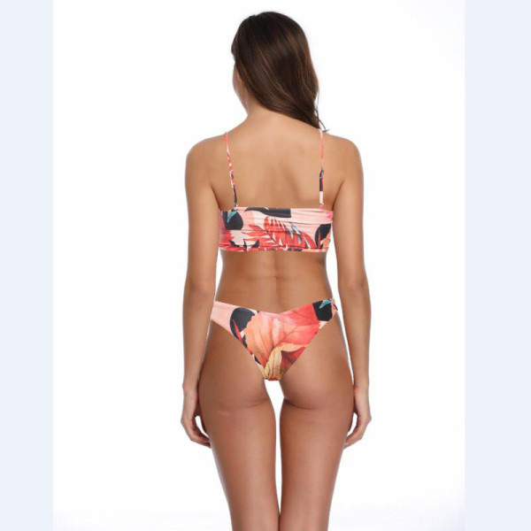 Peldkostīms ar ziedu rakstu divās daļās ar lentveida augšdaļu