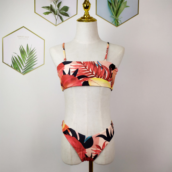 Peldkostīms ar ziedu rakstu divās daļās ar lentveida augšdaļu