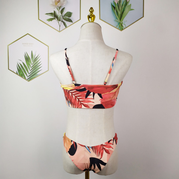 Peldkostīms ar ziedu rakstu divās daļās ar lentveida augšdaļu