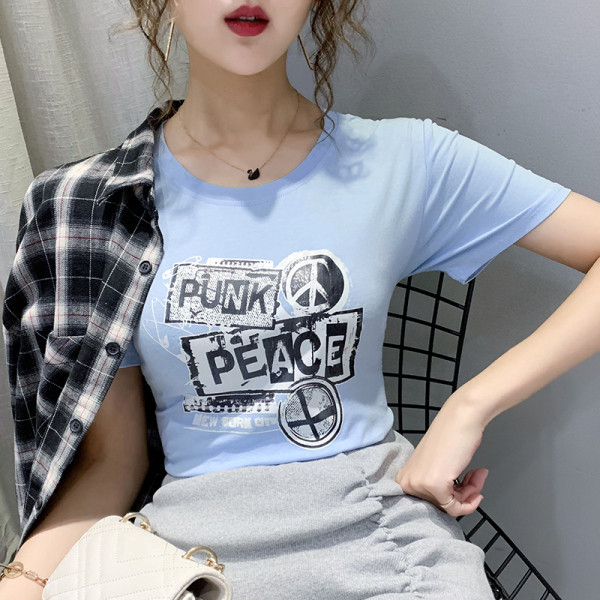 Sieviešu moderns t-krekls ar aplikāciju un īsām piedurknēm