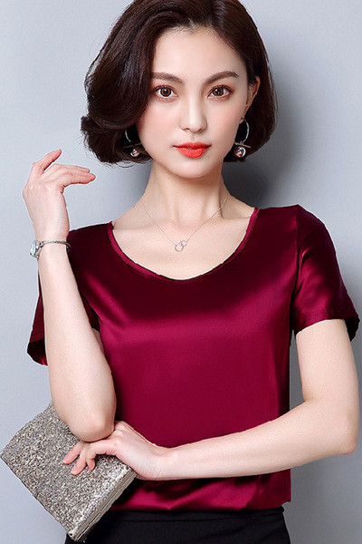 Bluză de damă din satin cu mâneci scurte și decolteu oval