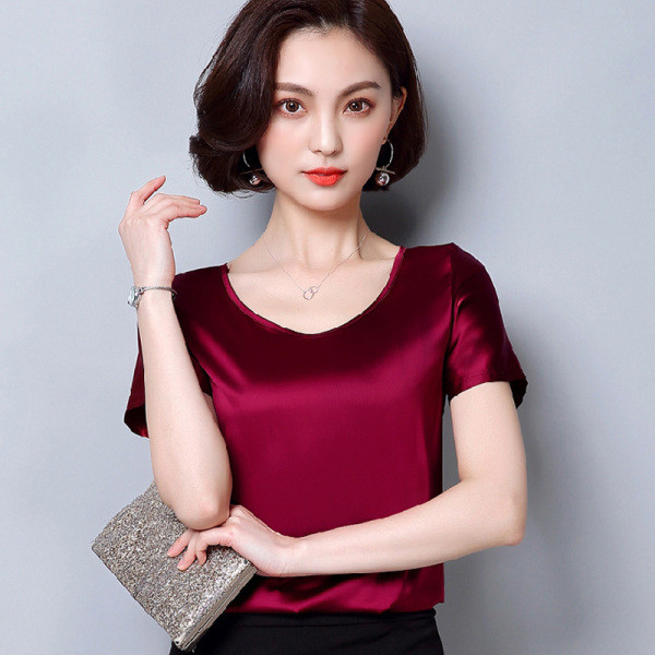 Bluză de damă din satin cu mâneci scurte și decolteu oval