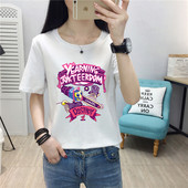 Sieviešu T-krekls ar īsām piedurknēm un krāsainu aplikāciju - plats modelis