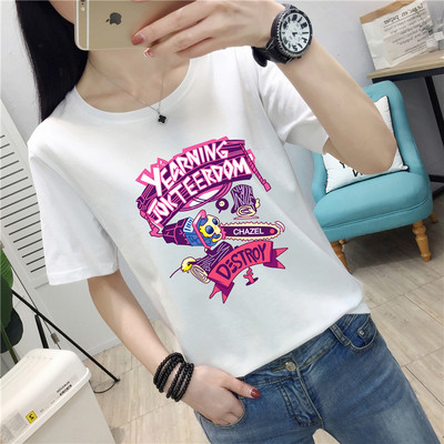 Sieviešu T-krekls ar īsām piedurknēm un krāsainu aplikāciju - plats modelis