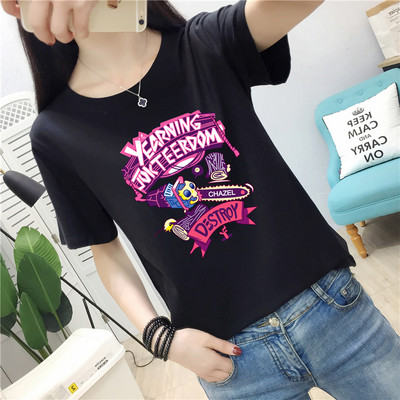 Sieviešu T-krekls ar īsām piedurknēm un krāsainu aplikāciju - plats modelis