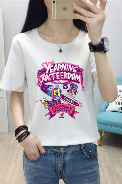 Sieviešu T-krekls ar īsām piedurknēm un krāsainu aplikāciju - plats modelis