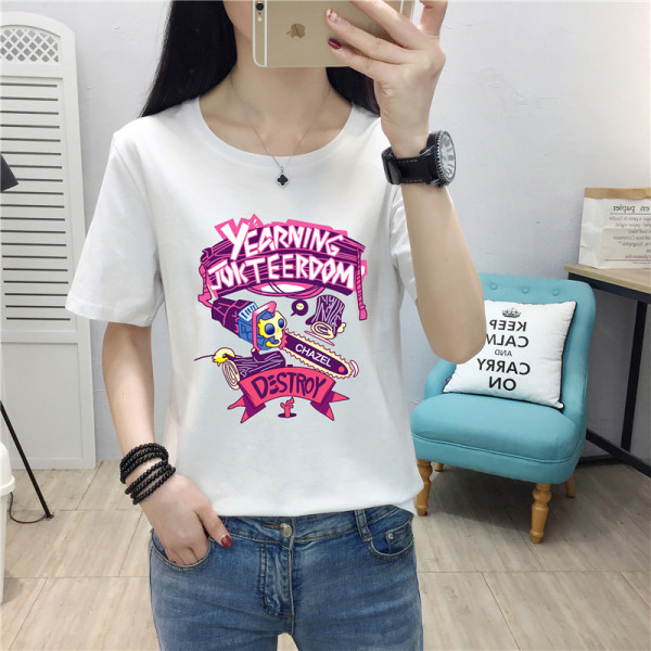 Sieviešu T-krekls ar īsām piedurknēm un krāsainu aplikāciju - plats modelis