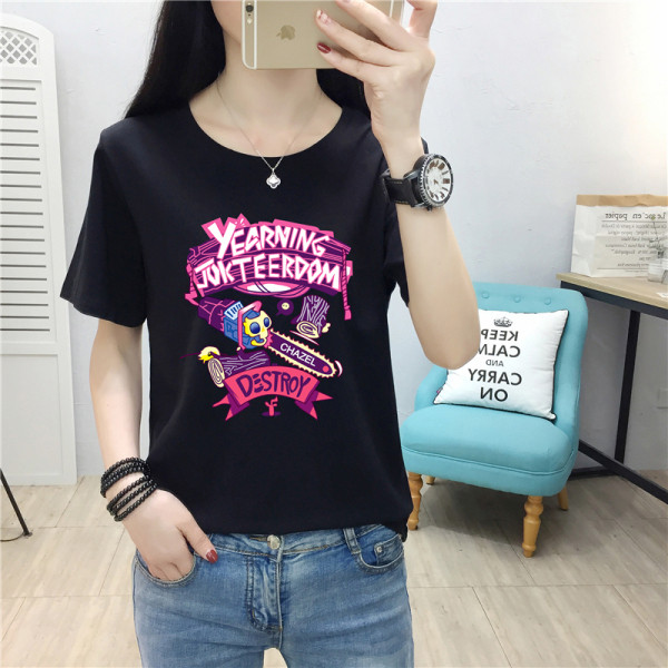 Sieviešu T-krekls ar īsām piedurknēm un krāsainu aplikāciju - plats modelis