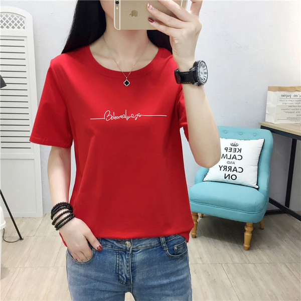 Laisva moteriška palaidinė trumpomis rankovėmis ir siuvinėjimu – platus modelis