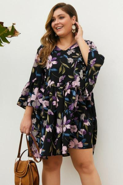 Pašreizējais sieviešu kleitas piegriezuma modelis ar 7/8 piedurknēm un ziedu rakstu