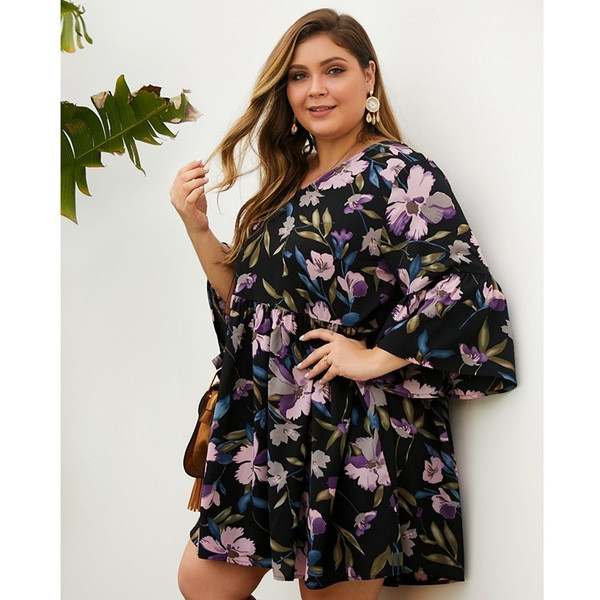 Pašreizējais sieviešu kleitas piegriezuma modelis ar 7/8 piedurknēm un ziedu rakstu