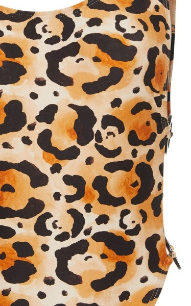 Teljes fürdőruha csupasz háttal és állatmintával