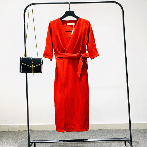 Šiuolaikinė moteriška suknelė su diržu, 3/4 rankovėmis ir špico iškirpte