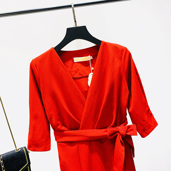 Šiuolaikinė moteriška suknelė su diržu, 3/4 rankovėmis ir špico iškirpte