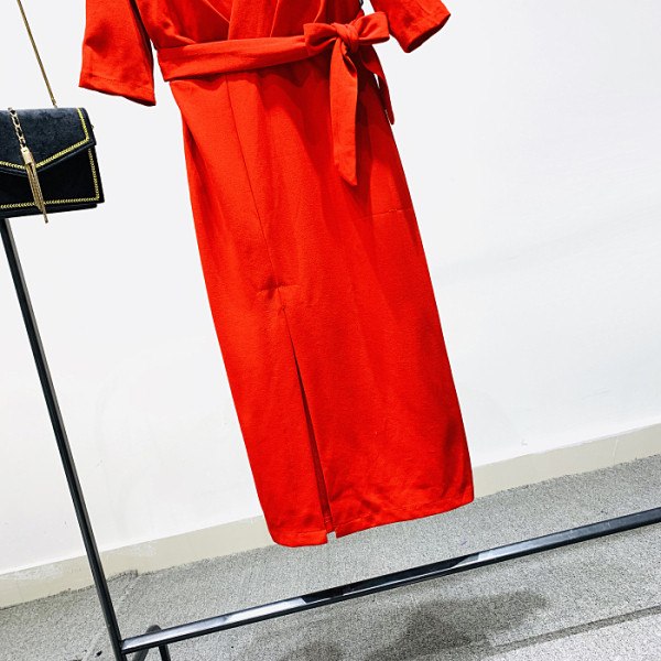 Šiuolaikinė moteriška suknelė su diržu, 3/4 rankovėmis ir špico iškirpte