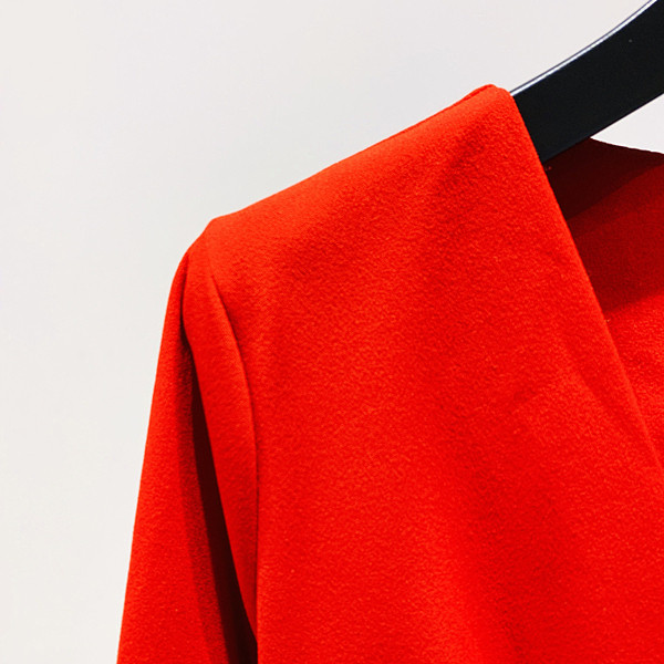 Šiuolaikinė moteriška suknelė su diržu, 3/4 rankovėmis ir špico iškirpte