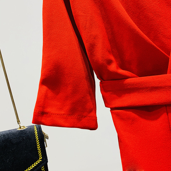 Šiuolaikinė moteriška suknelė su diržu, 3/4 rankovėmis ir špico iškirpte