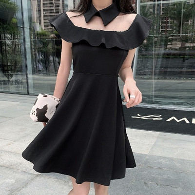 Stilīgs sieviešu kleitas piegriezuma modelis ar klasisku apkakli