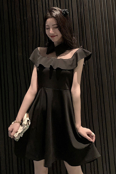 Stilīgs sieviešu kleitas piegriezuma modelis ar klasisku apkakli