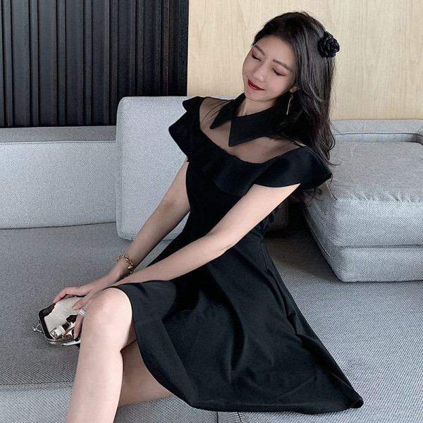 Stilīgs sieviešu kleitas piegriezuma modelis ar klasisku apkakli